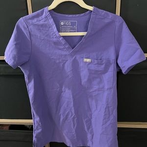 FIGS SCRUB SET- Catarina one pocket top in grape with jogger bottoms size XS-P